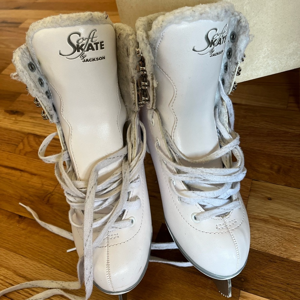 JACKSON White Ice / figure skating boots. Best for beginners.